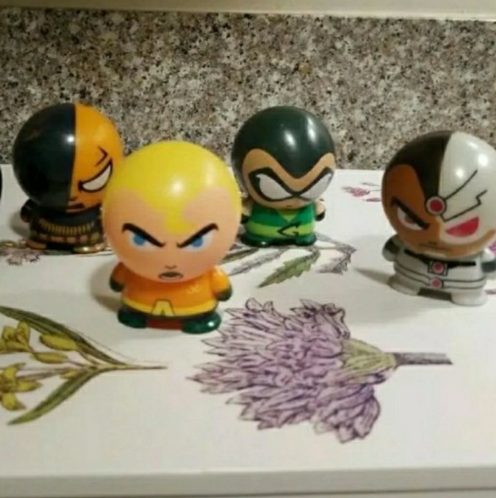 4 Marvel & DC buildable capsule figures